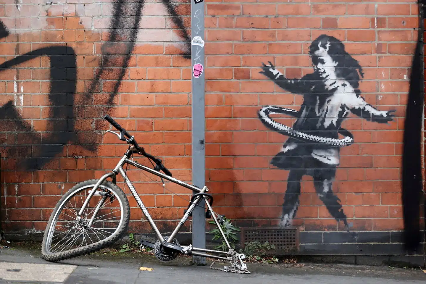 Banksy er især blevet kendt og populær for sin kunst i bybilledet. Her i den engelske by Nottingham.