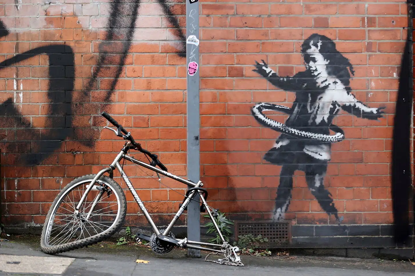Banksy er især blevet kendt og populær for sin kunst i bybilledet. Her i den engelske by Nottingham.
