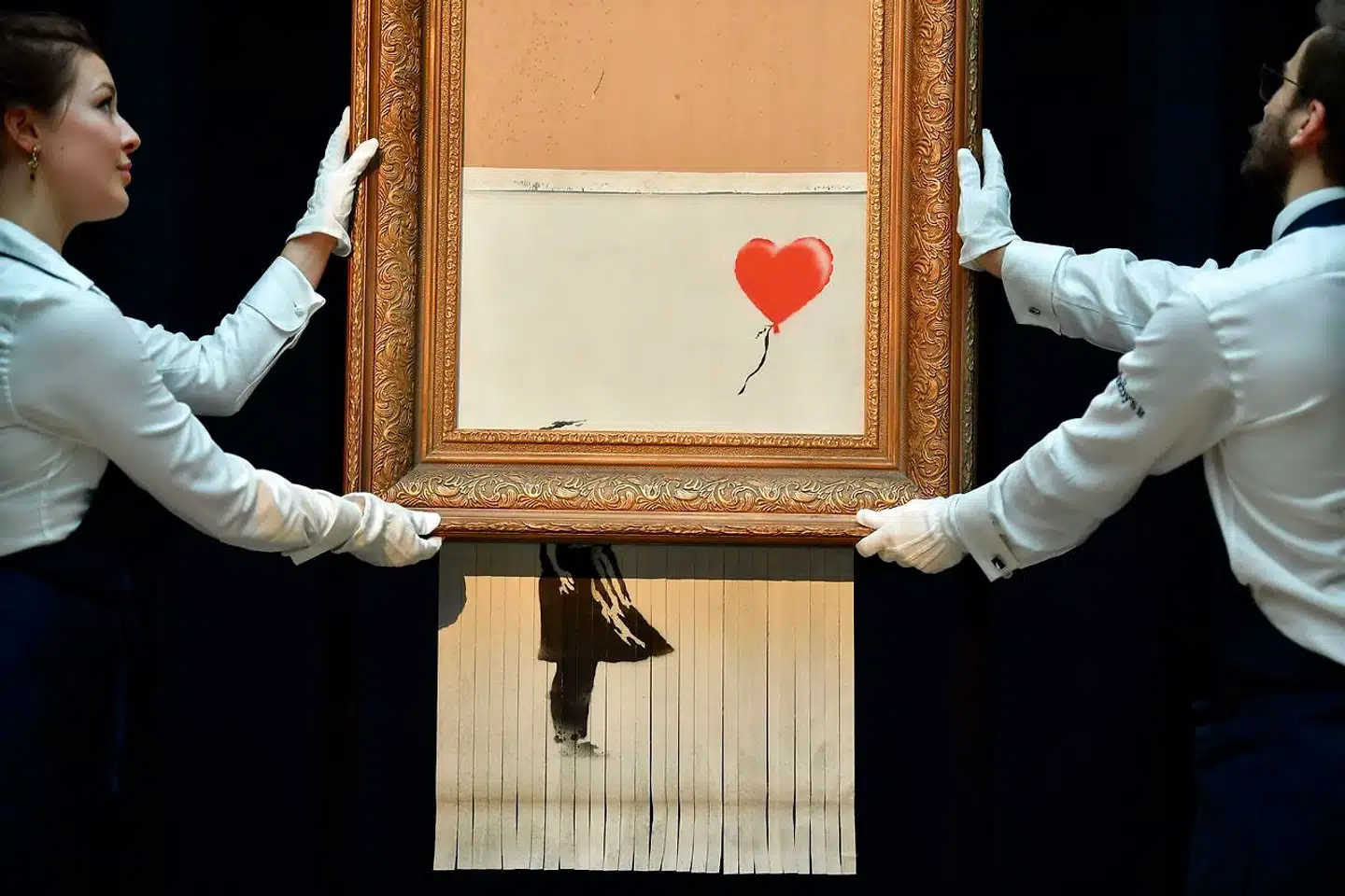 Banksys værk »Girl with Baloon« makulerede sig selv, efter det var blevet solgt på auktion. Ifølge Banksy slog den opsigtsvækkende manøvre fejl, idet det var meningen, at værket skulle have været helt ødelagt.