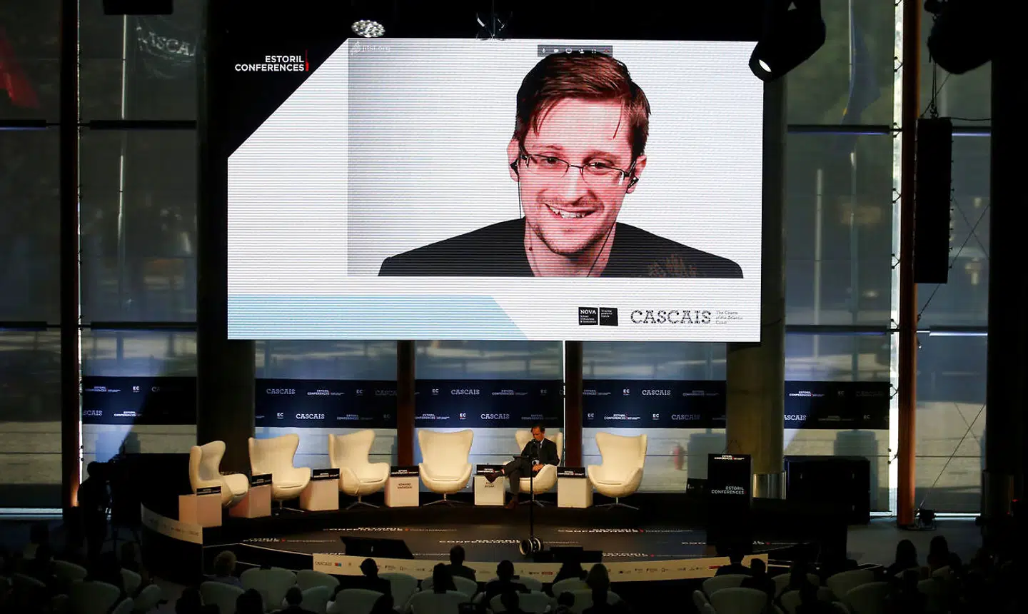 Den amerikanske whisteblower Edward Snowden har fået permanent opholdstilladelse i Rusland.