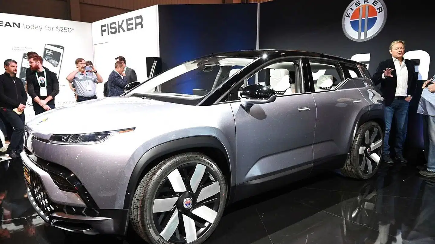 Henrik Fisker (til højre) fremviser sin Fisker Ocean SUV på verdens største forbrugerelektronikmesse, Consumer Electronics Show, i Las Vegas i januar i år. Nu skal bilen om nogle år fungere som eltaxi på blandt andet danske veje.