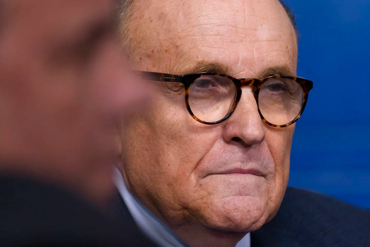Rudy Giuliani, tidligere New York-borgmester og nuværende topadvokat for præsident Donald Trump, er blevet fanget på kamera med hånden i bukserne. Nu har han fået travlt med at forklare sig.