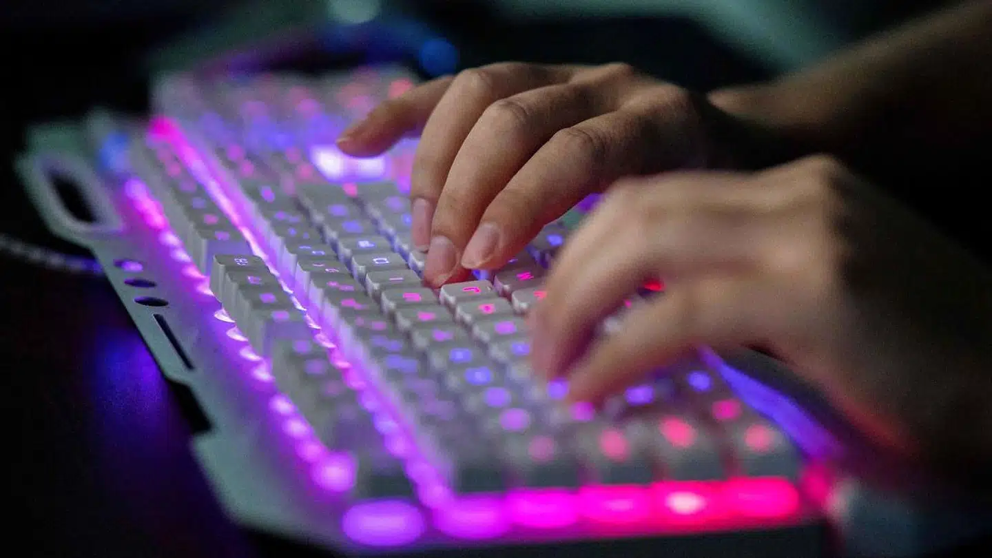 Danskerne og danske virksomheder oplever bredt, hvordan den gode og store adgang til internettet ikke kun fører gode ting med sig. Oktober er derfor cybersikkerhedsmåned igen i år for at ruste danskerne bedre til at undgå problemer.