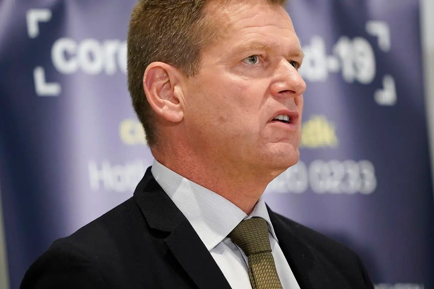 »Er man blevet ringet op, fordi man er nær kontakt, så tag mundbind på fra hjem til teststed,« siger Søren Brostrøm på pressemødet i Eigtveds Pakhus i København 21. oktober 2020.