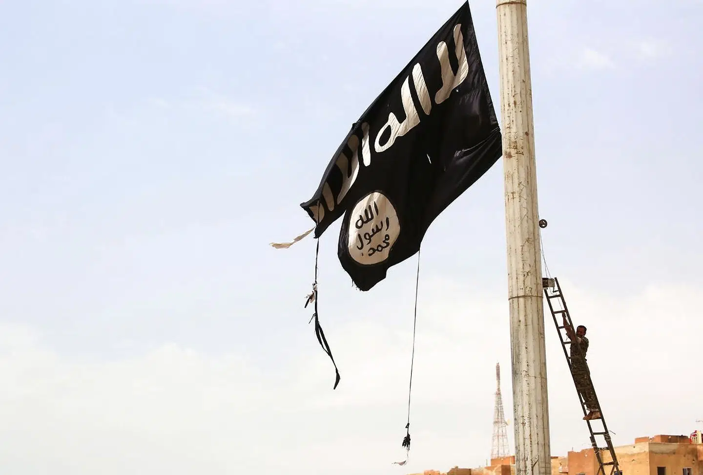 En kendt sympatisør af terrororganisationen Islamisk Stat er blevet anholdt i Tyskland for et knivdrab og overfald på to tyske turister i Dresden. Billedet viser Islamisk Stats flag i byen Tabqa i Syrien.