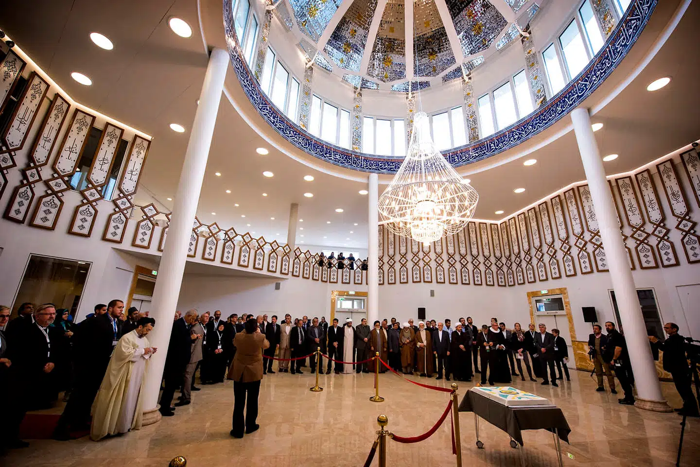 Trods flere år i et voldeligt ægteskab kan en iransk kvinde i Danmark ikke få en skilsmisse fra den iranske ambassade i Danmark eller den iranske Imam Ali Moskeen, der ligger på Vibevej i Københavns Nordvestkvarter. Billedet er fra moskeens indvielse 1. oktober 2015.