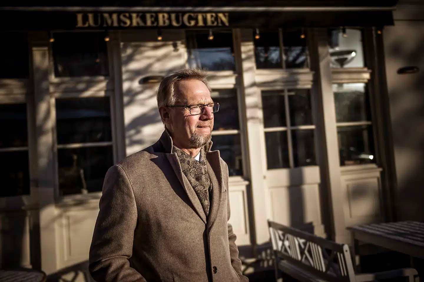 Før et politisk flertal indgik en aftale om en ny ret tidlig pension, sagde Jyske Banks ordførende direktør, Anders Dam, at »enhver, der har bare lidt kendskab til økonomi, ved, at hvis man lægger en afgift på en sektor eller på et produkt, så sker der en eller anden form for overvæltning på kunderne«.