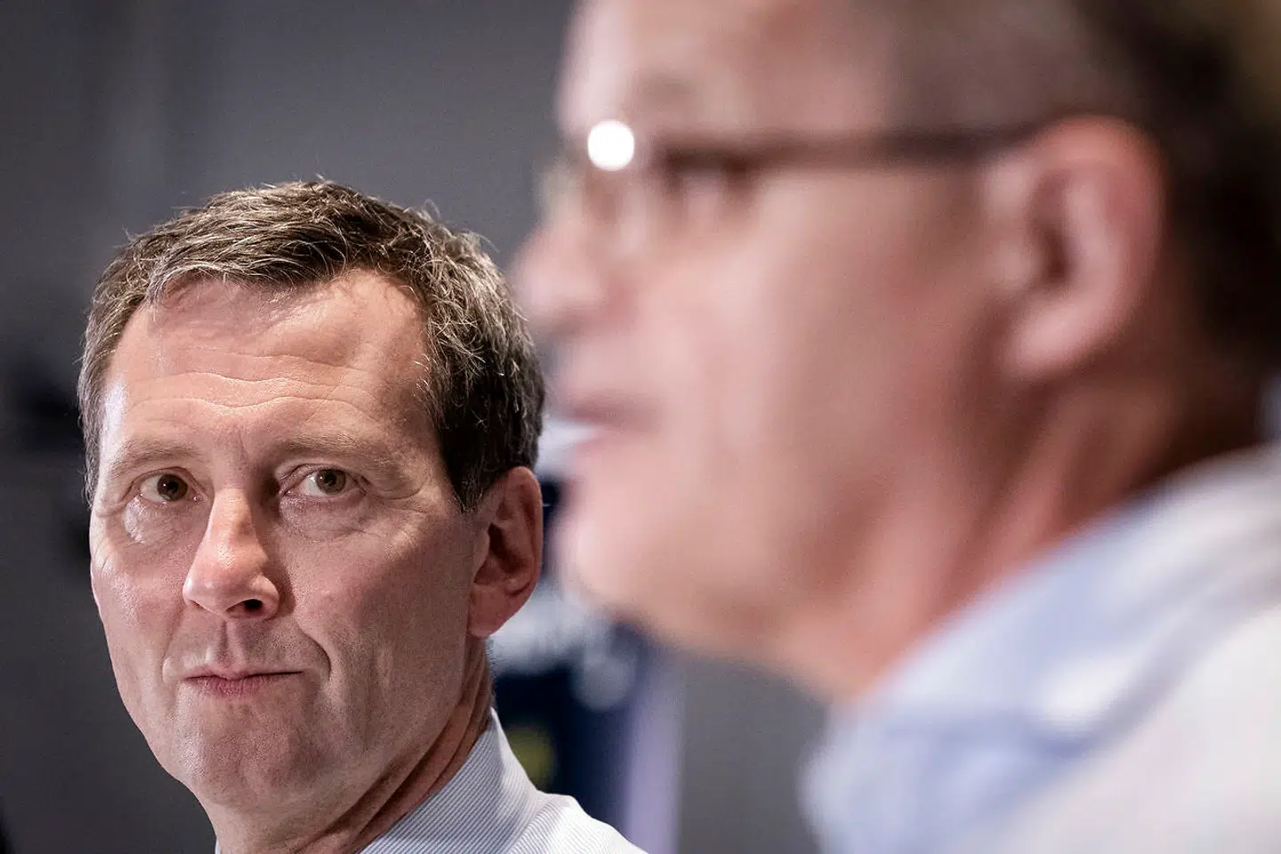 Regeringen modtager nu skarp kritik for ikke at have rådført sig med sundhedsmyndighederne omkring den såkaldte seksdagesregel. På billedet justitsminister Nick Hækkerup og i forgrunden Kåre Mølbak, faglig direktør på Statens Serum Institut.