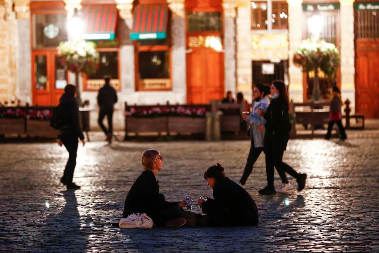 Alle restauranter skal nu lukke i Belgien de næste fire uger, og så må maden jo indtages siddende på en plads som her ved Grand-Place i hjertet af Bruxelles.