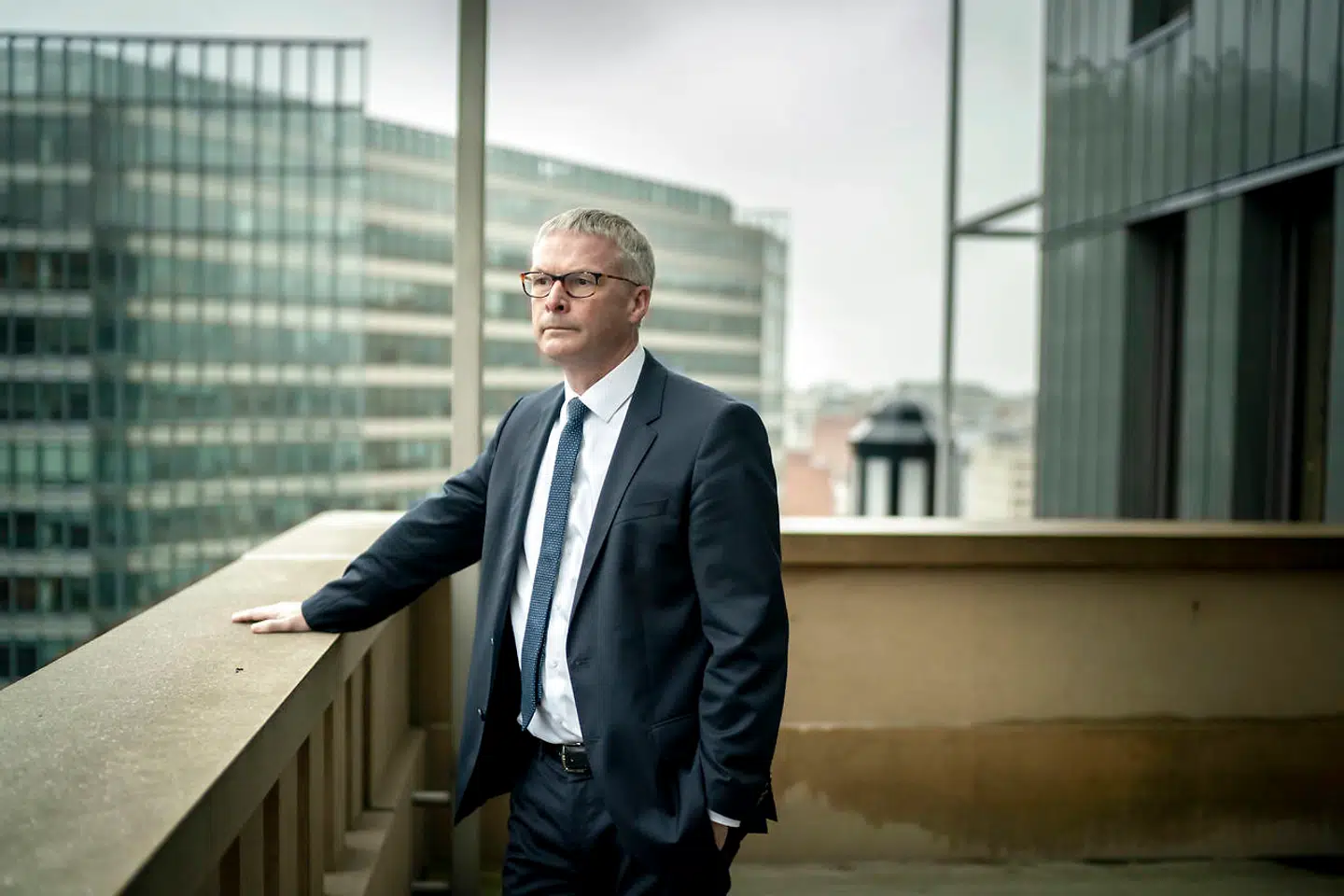 Jeppe Tranholm-Mikkelsen på terrassen, der er knyttet til hans kontor på 10. sal i Bruxelles.