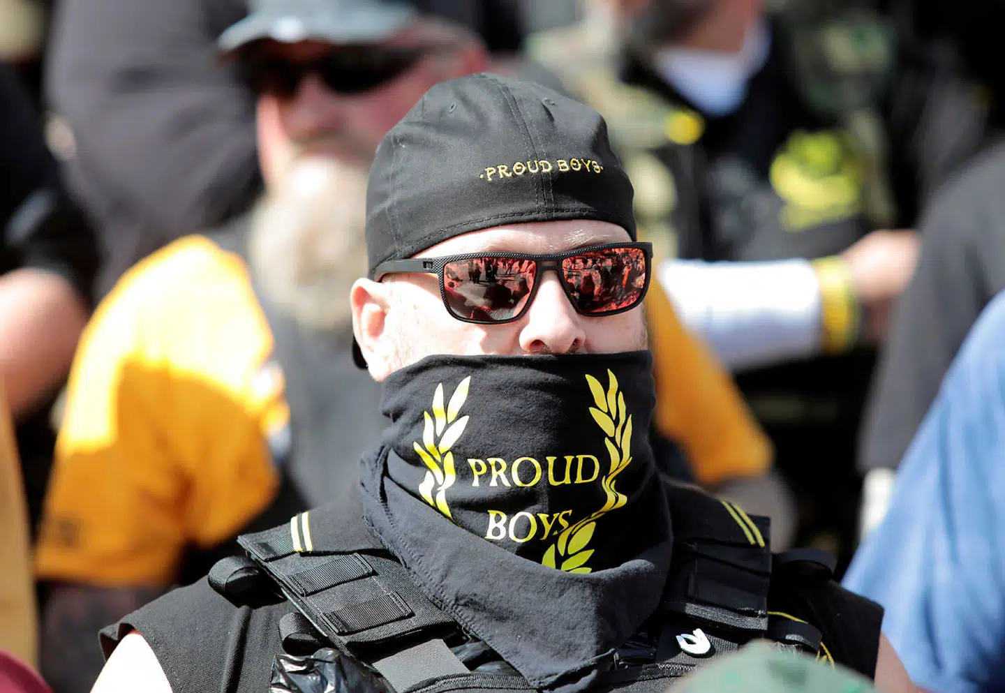 Under de seneste måneders protester mod racisme og politivold i USA er Proud Boys flere gange mødt samlet op i sorte Fred Perry-polotrøjer eller anden beklædning med samme mønster.