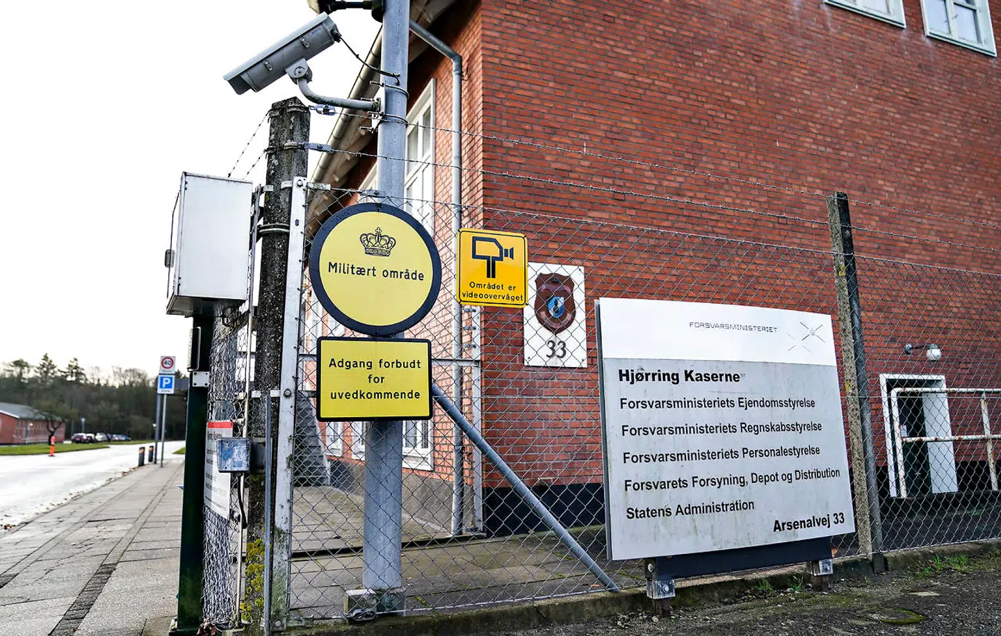 Forsvarsministeriets Ejendomsstyrelse i Hjørring blev i december omdrejningspunkt i en alvorlig sag om manglende kontrol og risiko for svindel med styrelsens indkøb. En risiko, som hurtigt viste sig ikke kun at være teoretisk: I øjeblikket er flere personer under efterforskning i sager om svindel, mandatsvig og bestikkelse i Forsvarsministeriets Ejendomsstyrelse.