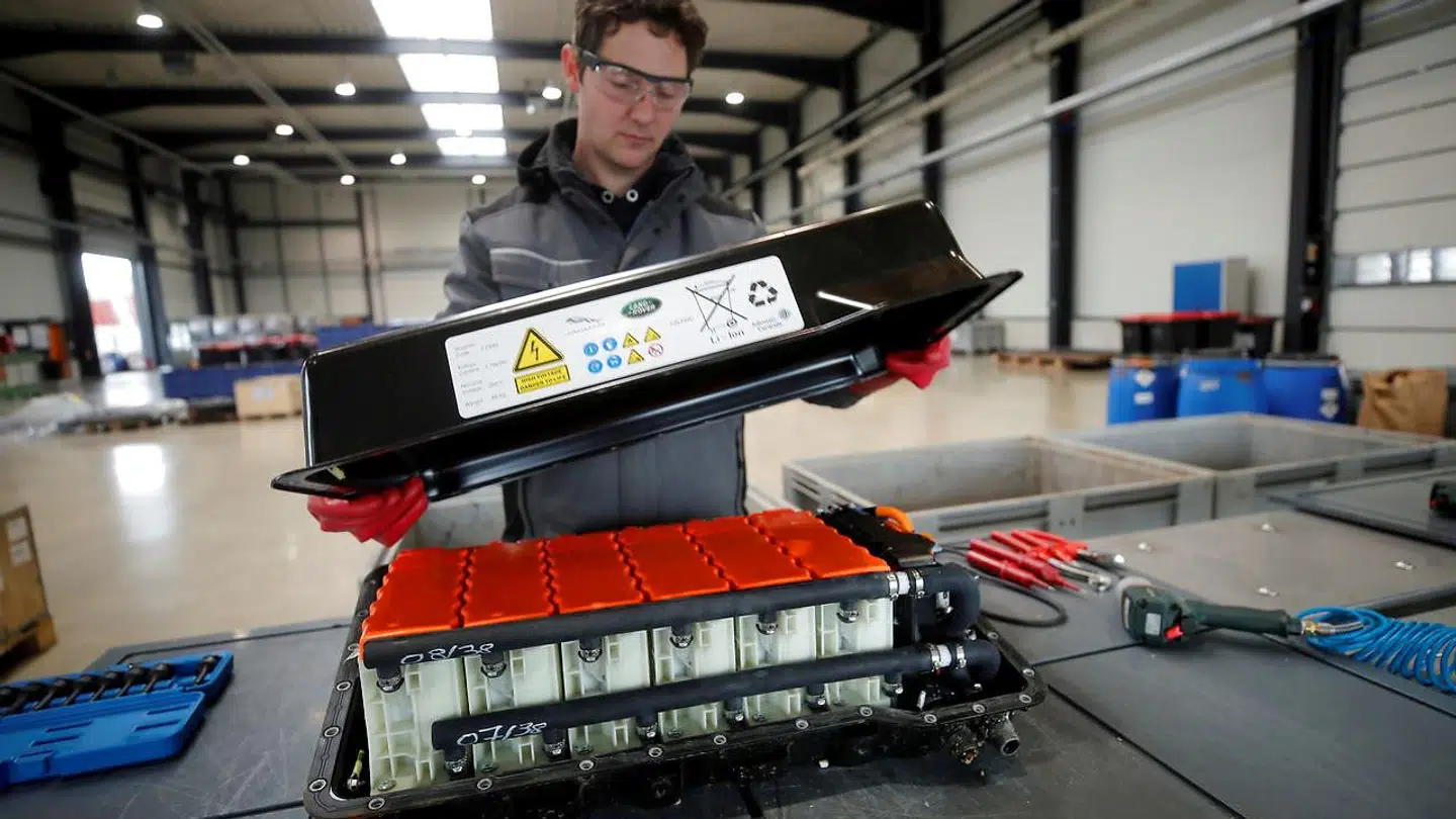 De batterier, som sidder i elbiler i dag, er litium-ion-batterier, som også kendes fra bl.a. smartphones og bærbare PCer, dog i større størrelse og med langt mere energi lagret. Her bliver et brugt litium-ion-bilbatteri åbnet på en genbrugsfabrik i Krefeld i Tyskland.