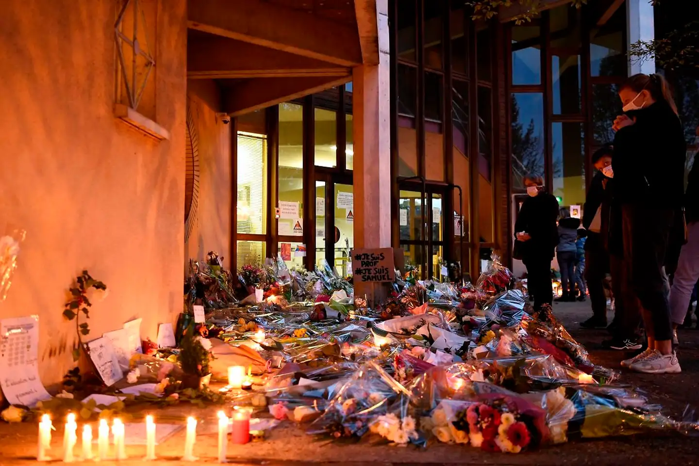 En spontan mindelund opstod hurtigt uden for skolen i Conflans-Sainte-Honorine nær Paris, hvor læreren Samuel Paty fredag blev offer for et usædvanlig bestialsk islamistisk attentat. Mange franskmænd tror nu ikke længere på, hvad det højrenationale parti Rassemblement National hånligt betegner som »stearinlys-politik« i kampen mod terroristerne.