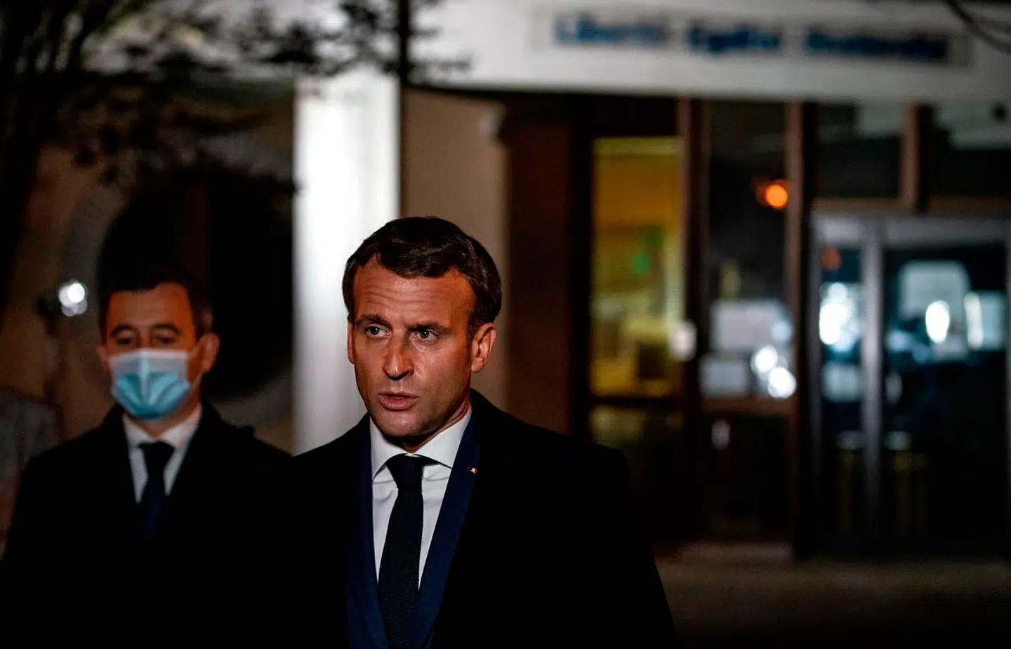 Præsident Emmanuel Macron og hans indenrigsminister Gérald Darmanin (i baggrunden) besøger gerningsstedet ved skolen i Conflans-Saint-Honorine få timer efter attentat. De to vil nu fyre op under en offensiv mod parallelsamfund og radikal islam.