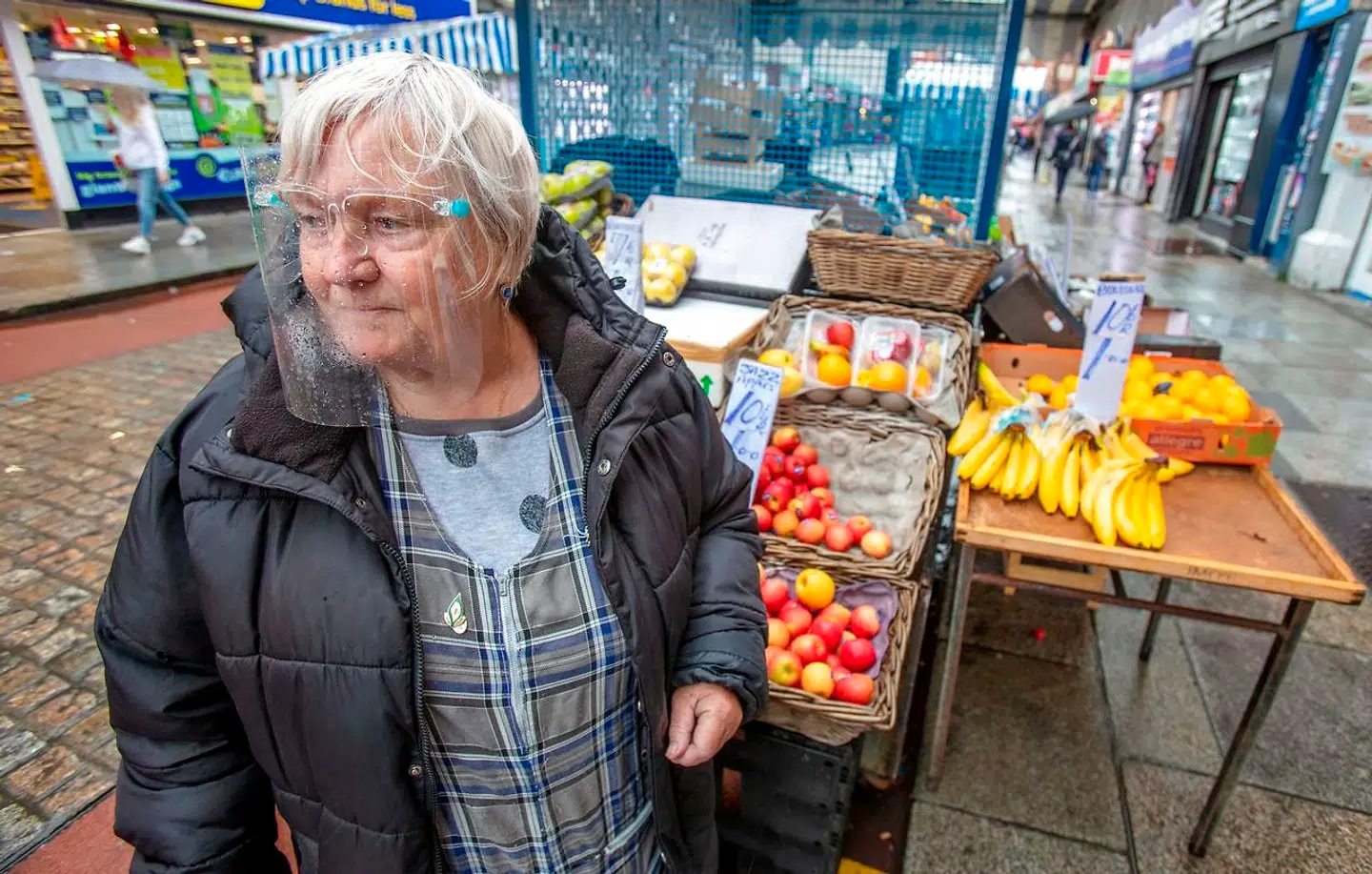 Irland lukker ikke-essentielle butikker og pubber begrænses til takeaway efter en stigning i antallet af coronasmittede.(Photo by PAUL FAITH / AFP)