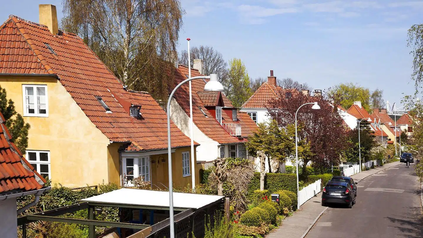 Priserne på parcelhusene er steget så meget, at det er udelukket for yngre par med en årlig indkomst på 800.000 kr. at købe hus i en lang række kommuner, viser ny analyse.