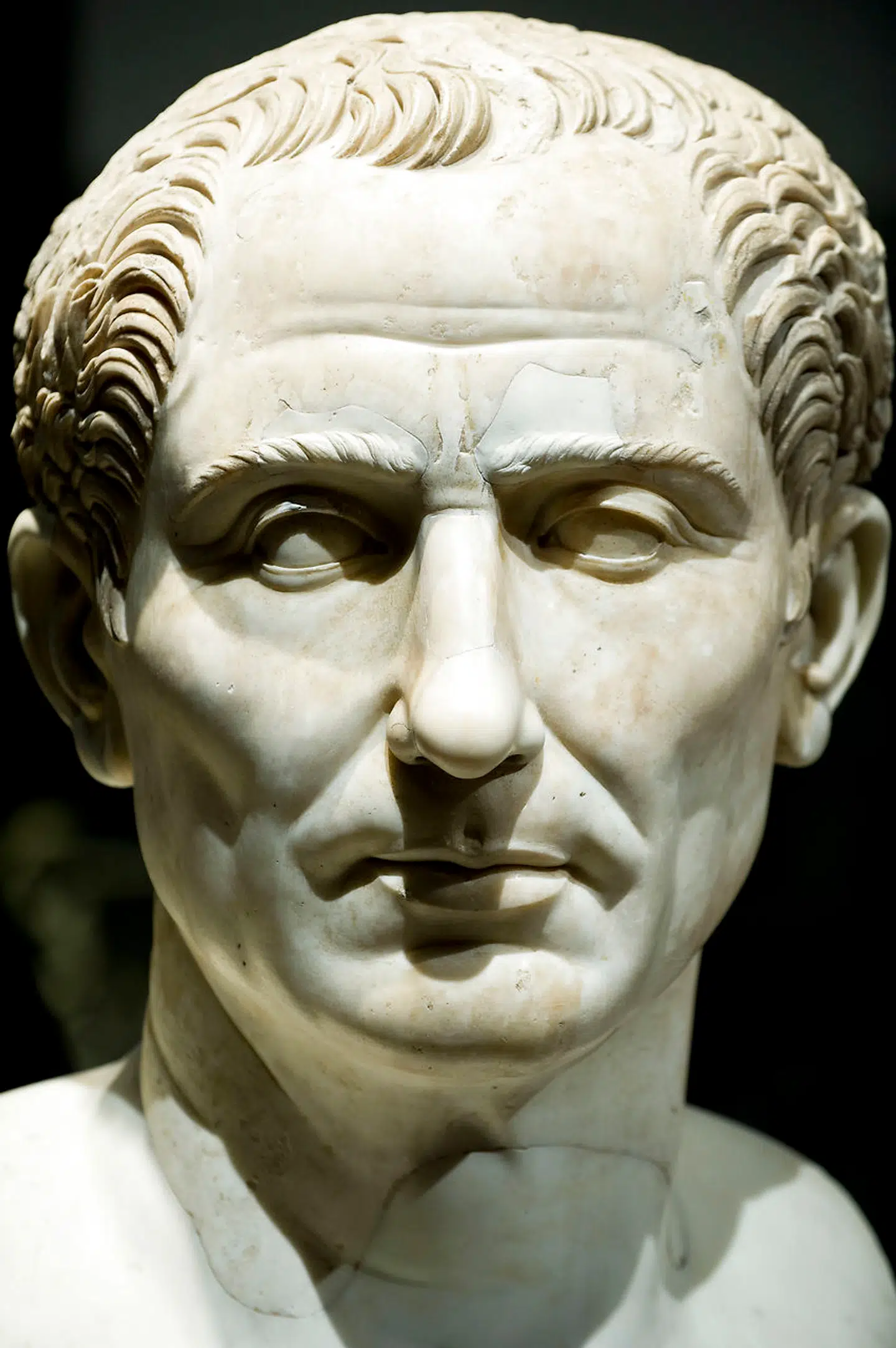 Samtidig buste af Julius Cæsar med fokus på hans beslutsomme og magtfulde sider.