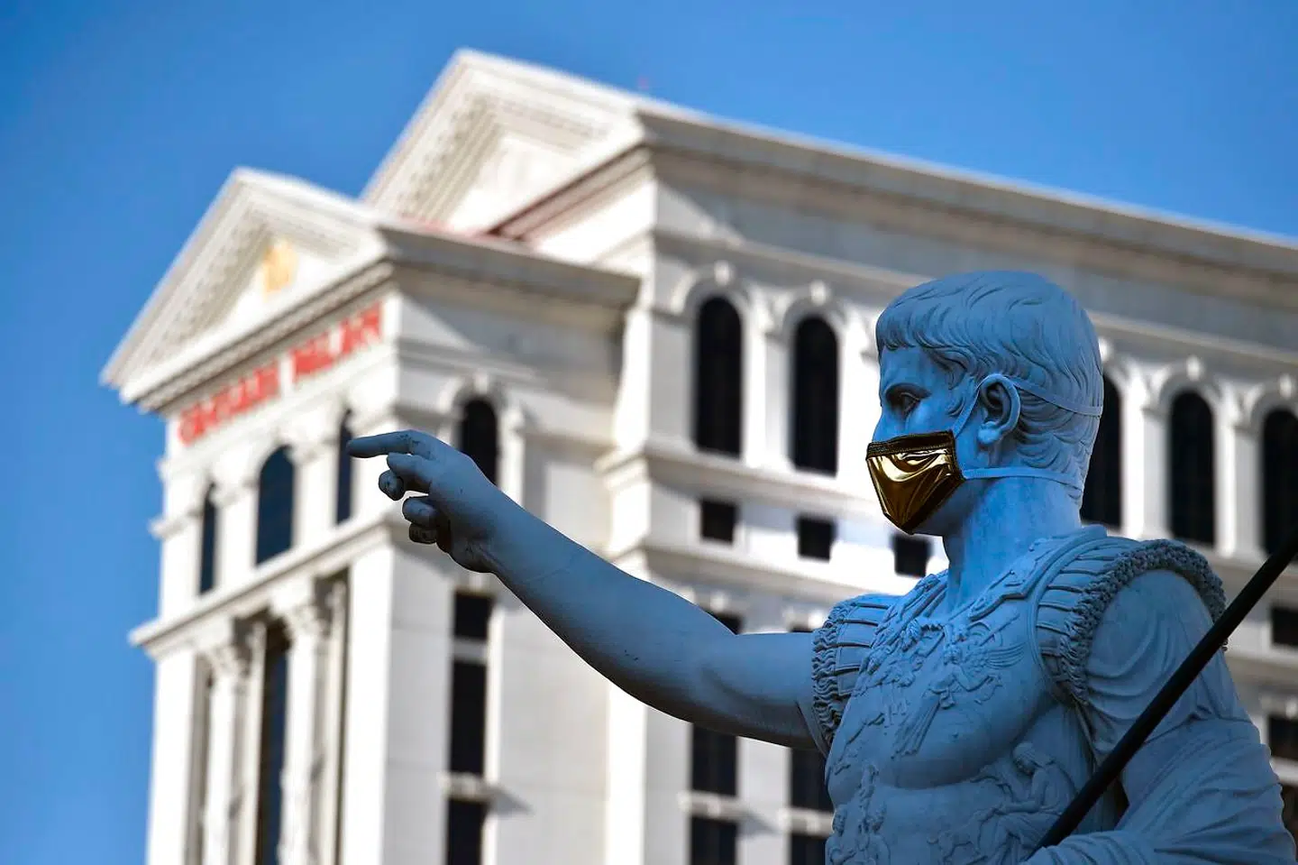 Julius Cæsar kan bruges til alt, for eksempel til erindring om det vigtige ved brug af maske – som her ved Caesars Palace i Las Vegas.