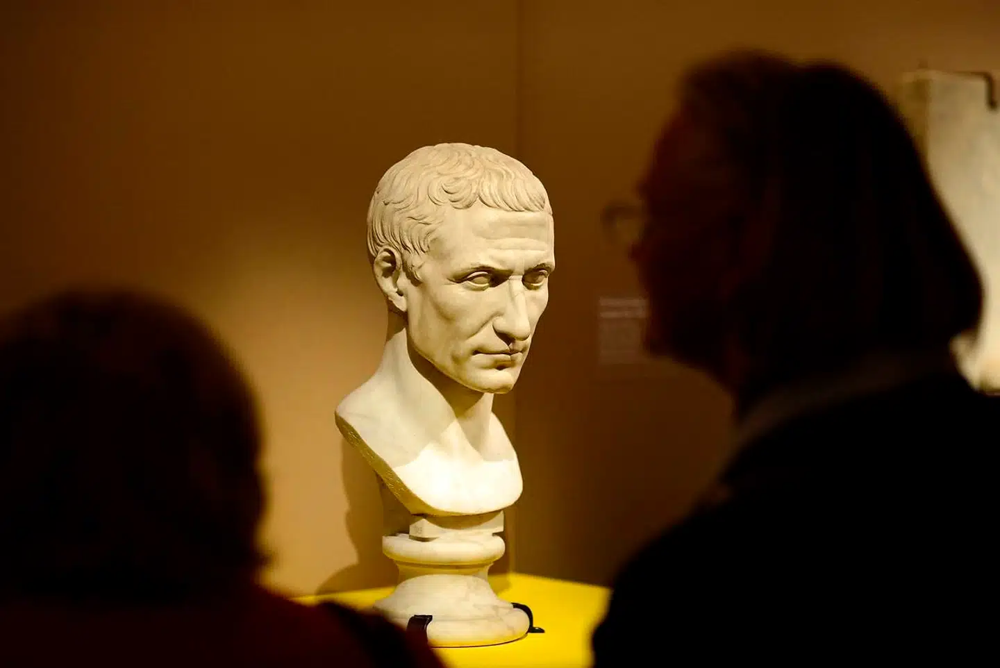 En samtidig buste af Julius Cæsar – og muligvis en lettere idealiseret udgave af despoten.