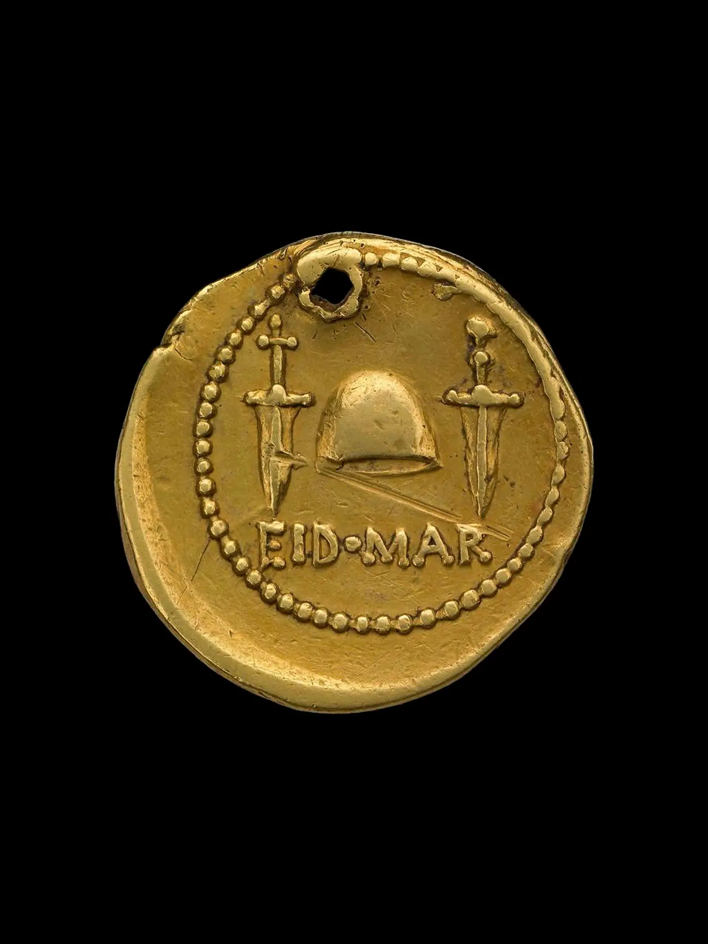 Denne mønt fra antikken er udstedt omkring år 42 før Kristus til ihukommelse af attentatet på Cæsar – et par år efter selve begivenheden.