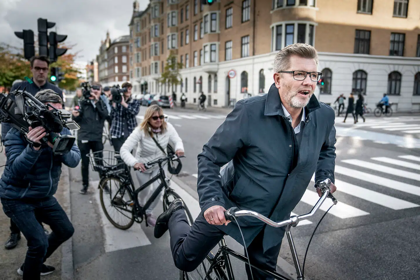 Frank Jensen (S) forlader pressemødet, hvor han meddelte sin tilbagetrækning som overborgmester i København mandag d 19. oktober.