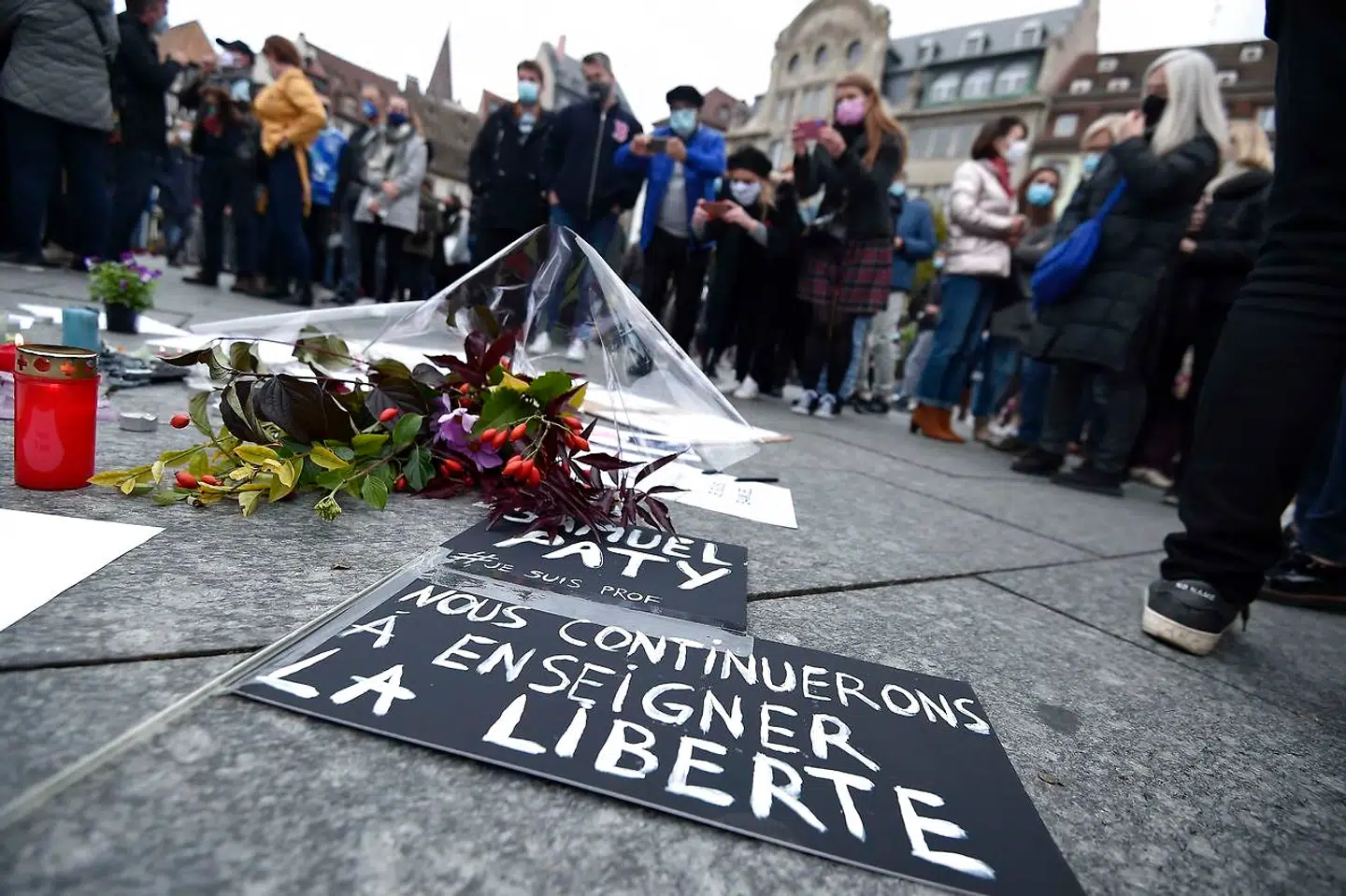 Sympatierklæringer for den dræbte skolelærer, Samuel Paty, i dagene efter terrordrabet.