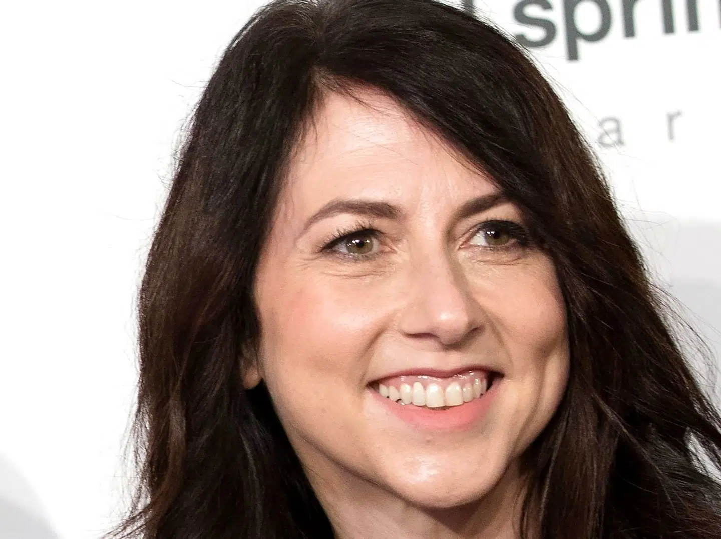 50-årige MacKenzie Scott, der tidligere var gift med Amazon-stifteren Jeff Bezos, fik ved skilsmissen en formue i Amazon-aktier. Den vil hun give væk »indtil pengeskabet er tomt«, men Amazon-aktien er steget så kraftigt, at hun foreløbig har tjent flere penge på kursstigninger, end hun har nået at give væk.