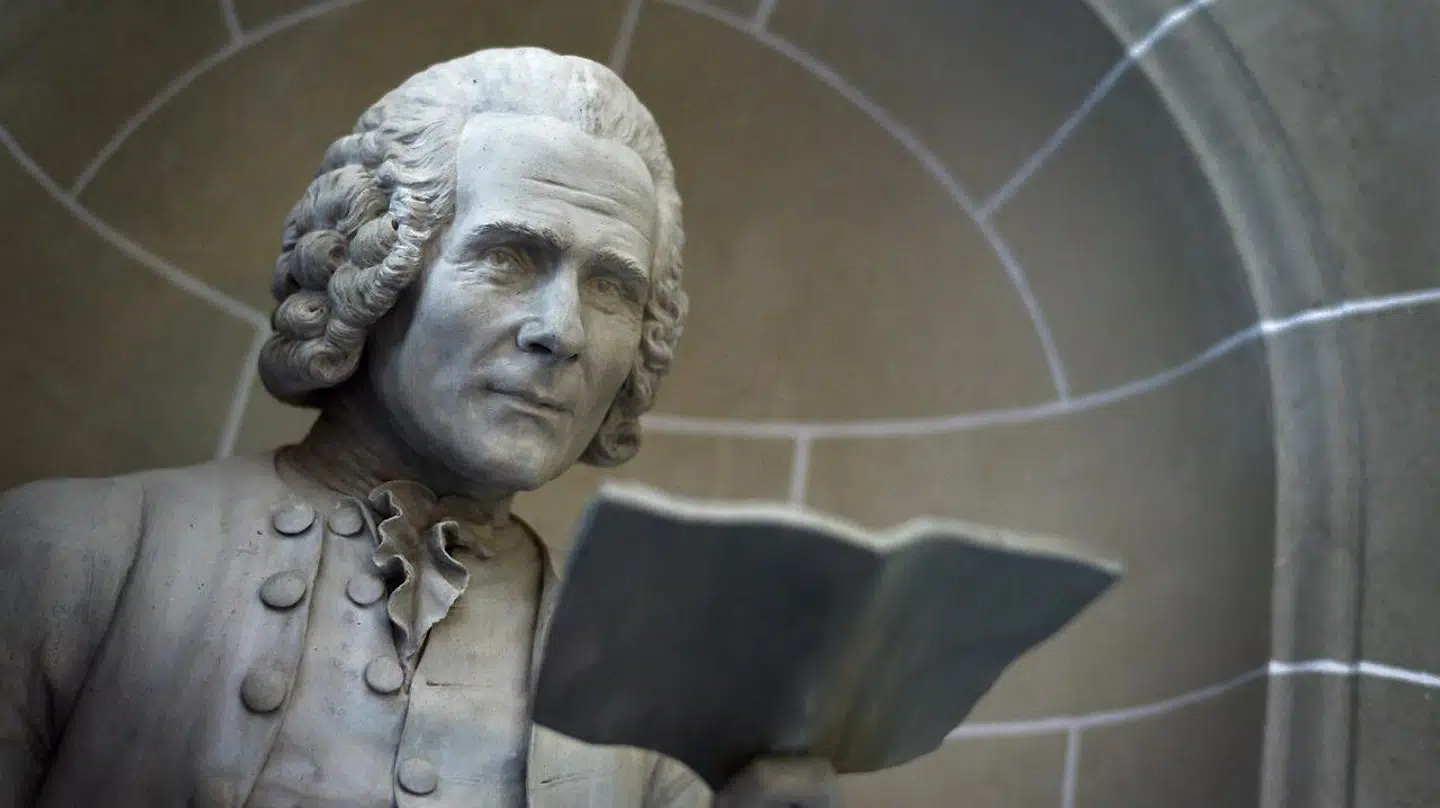 »Den målestok, efter hvilken han (Voltaire, red.) dømte kristendommen og forbandede dens fejl, var ikke universel (...) Den var udpræget og på besyndelig vis kristen,« skriver Tom Holland.