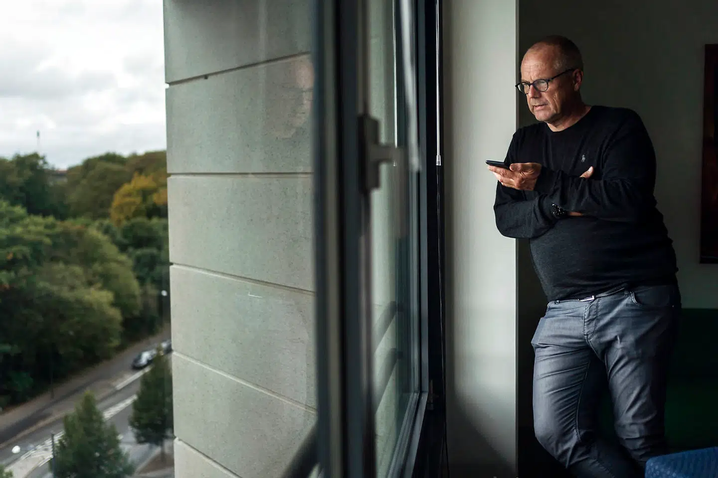 Klokken 13.30 syv dage om ugen holder forskerne i forsøget deres vigtigste telefonmøde. Tidspunktet er det eneste mulige. Det er morgen på den amerikanske østkyst, midt på dagen i Europa, aften i Kina og sen aften i Australien. De eneste, der er utilfredse, er dem, der sidder på den amerikanske vestkyst. De skal op klokken 4.30 om morgenen.