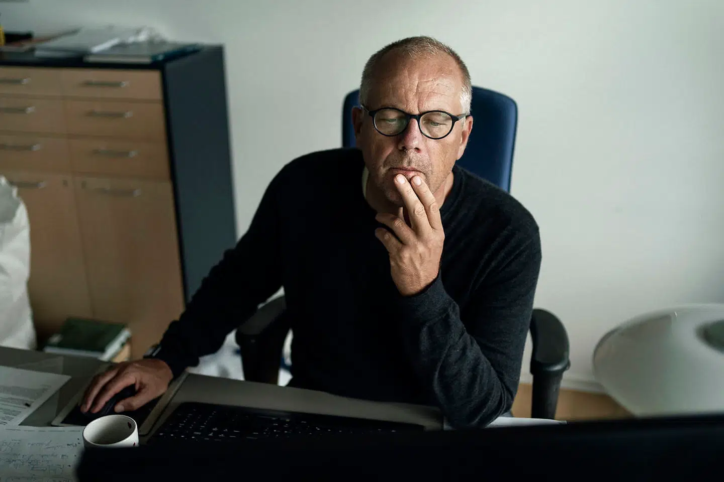 »Selvfølgelig kan det godt svimle for en, når man tænker over, hvor meget der afhænger af de beslutninger, vi tager. Der er jo liv på spil. Men hvis du er bange, så tager du følelsesladede beslutninger. Vi har brug for at tage de bedste beslutninger,« siger Jens Lundgren.