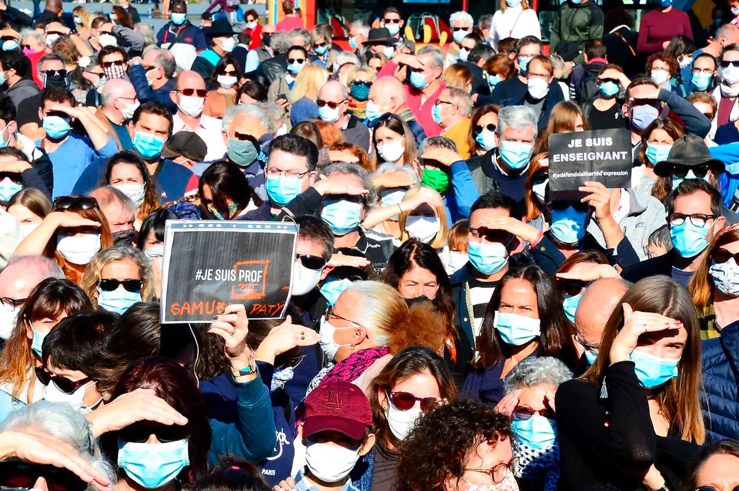 Referencerne til de enorme demonstrationer efter massakren mod Charlie Hebdo i 2015 var tydelige under søndagens protester. »Jeg er lærer« og »Jeg er underviser« lød parolerne, her på Place de la République i Paris, som et ekko af det berømte »Je suis Charlie«.