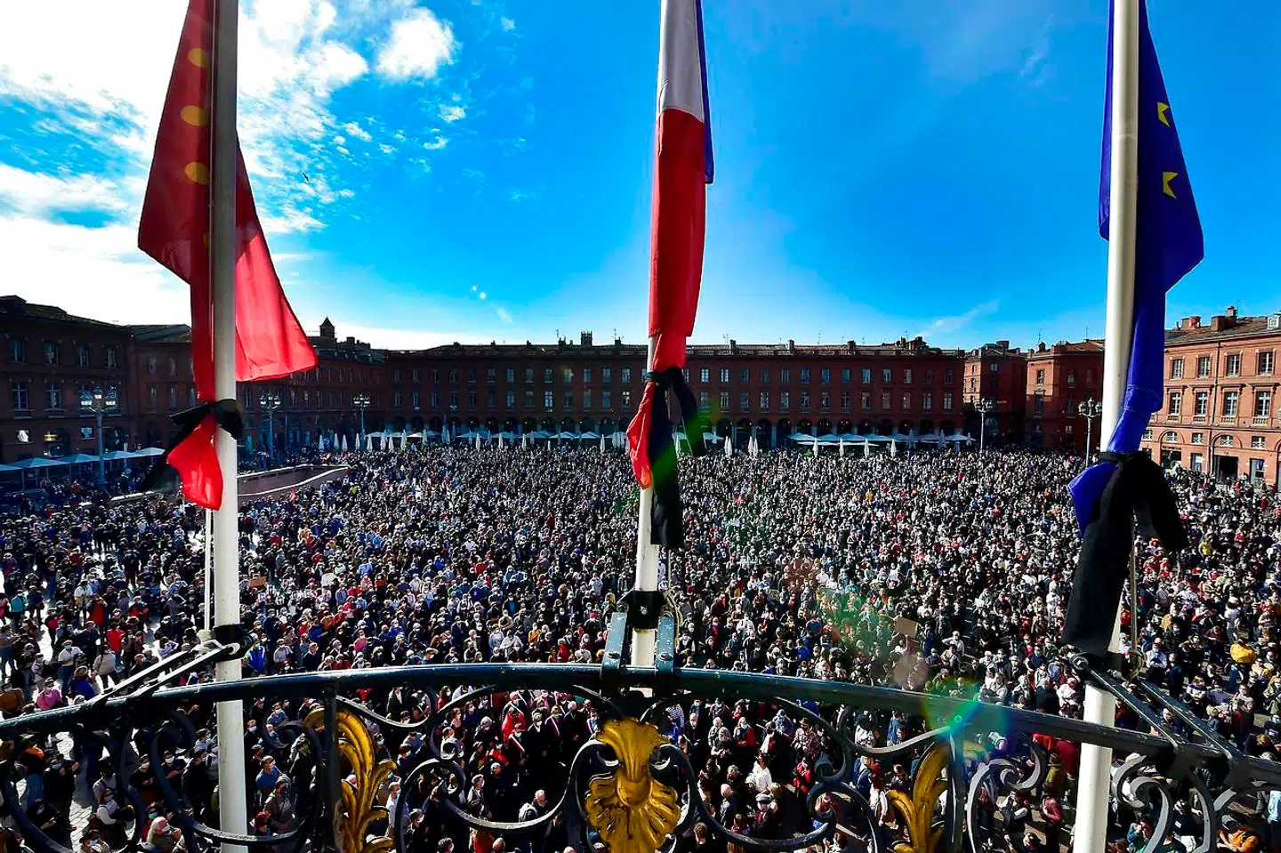 Demonstrationen i Paris var en blandt adskillige i Frankrigs store byer. Også Place du Capitole i Toulouse var fyldt til bristepunktet.