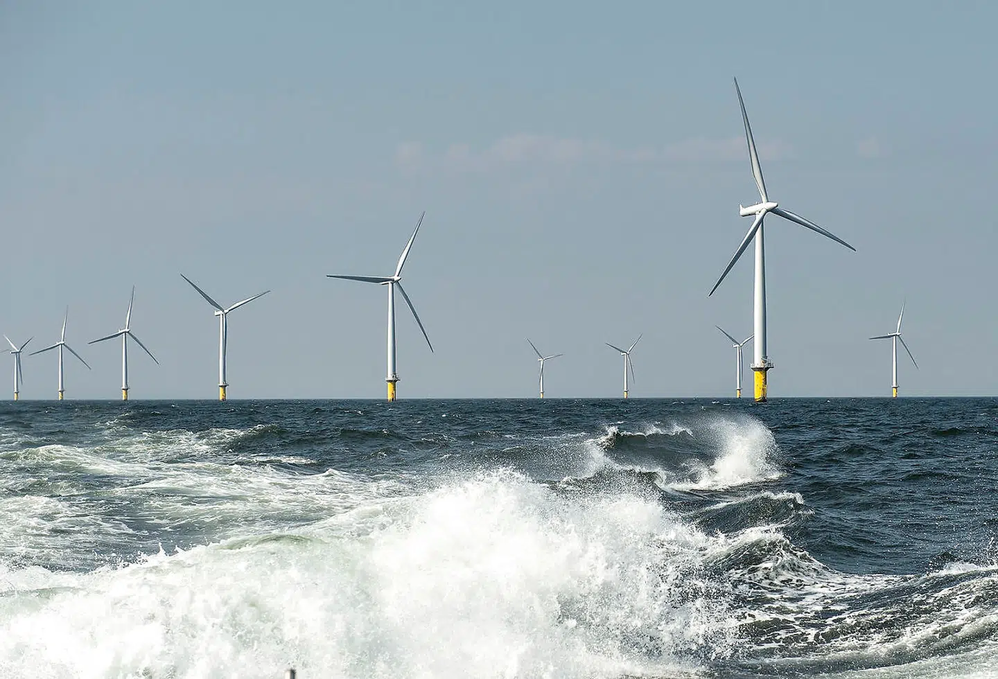 (ARKIV) Ørsted havvindmøllepark Horns Rev 2 i Nordsøen ud for Esbjerg, den 12. april 2018. Regeringen tilbyder utilfredse støttepartier ti milliarder til grøn omstilling på fem år. Det er slet ikke nok, mener SF, R og EL og efterlyser grønt lederskab. Det skriver Ritzau, tirsdag den 6. oktober 2020.. (Foto: Henning Bagger/Ritzau Scanpix)
