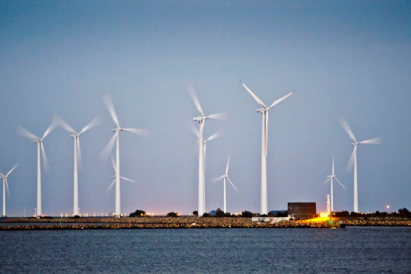 Kampen for et bæredygtigt klima og miljø er nu så afgørende, at det skal skrives ind i vores vigtigste lov, Grundloven. Sådan lyder det fra en række topjurister, mens andre advarer mod at gøre politik til jura.