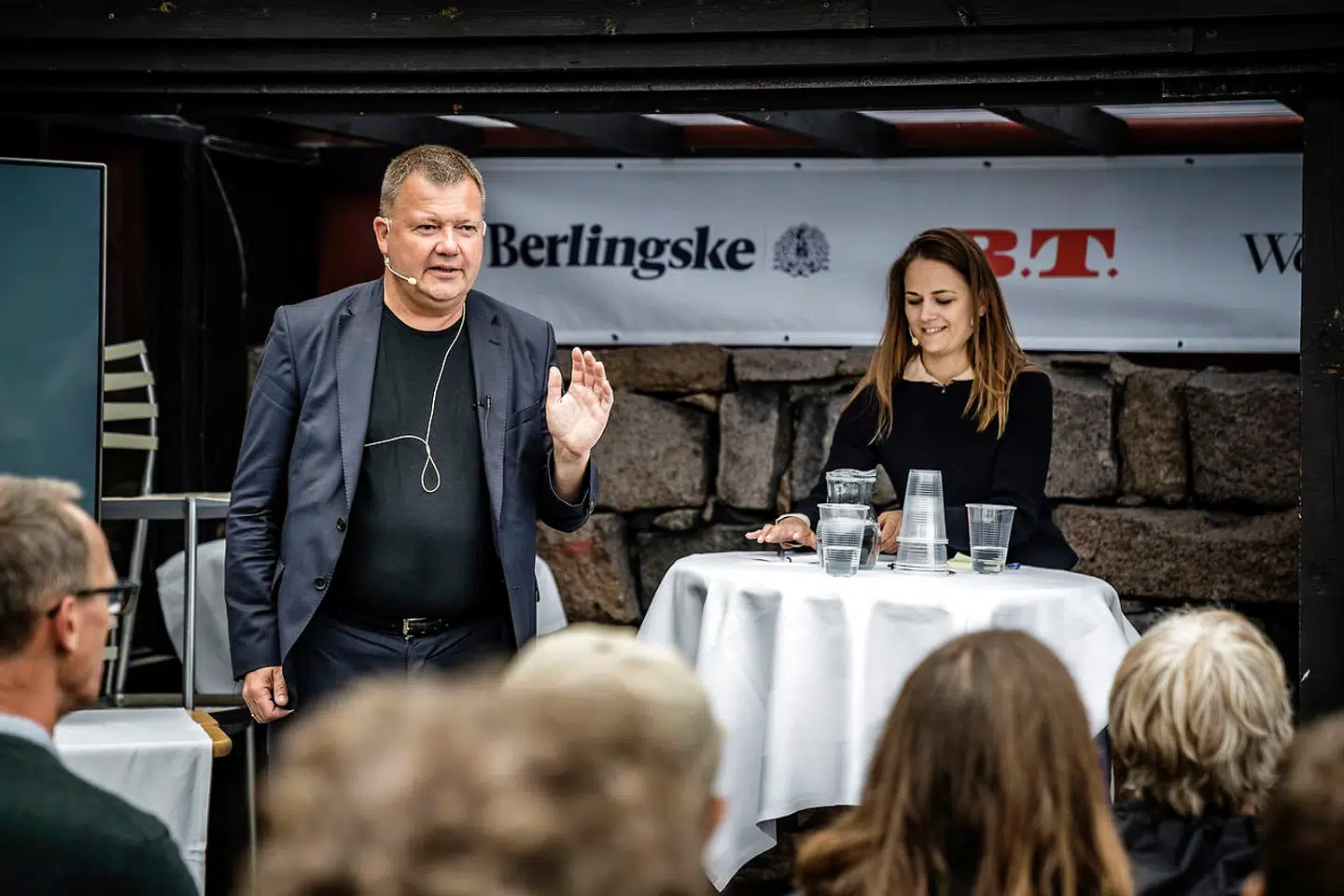 »Er Berlingskes stilfærdige chefredaktør Tom Jensen (tv.), som kaldes ond liberal af de 11, ikke, i praksis, noget af det mest ærkekonservative man kan finde? Han er ikke revolutionær, han gør ikke unødigt væsen af sig, han snakker pænt i debatterne, og jeg har kun oplevet ham som endog virkeligt velopdragen,« skriver Leif Donbæk om kritikken af den manglende konservative ånd hos Berlingske.