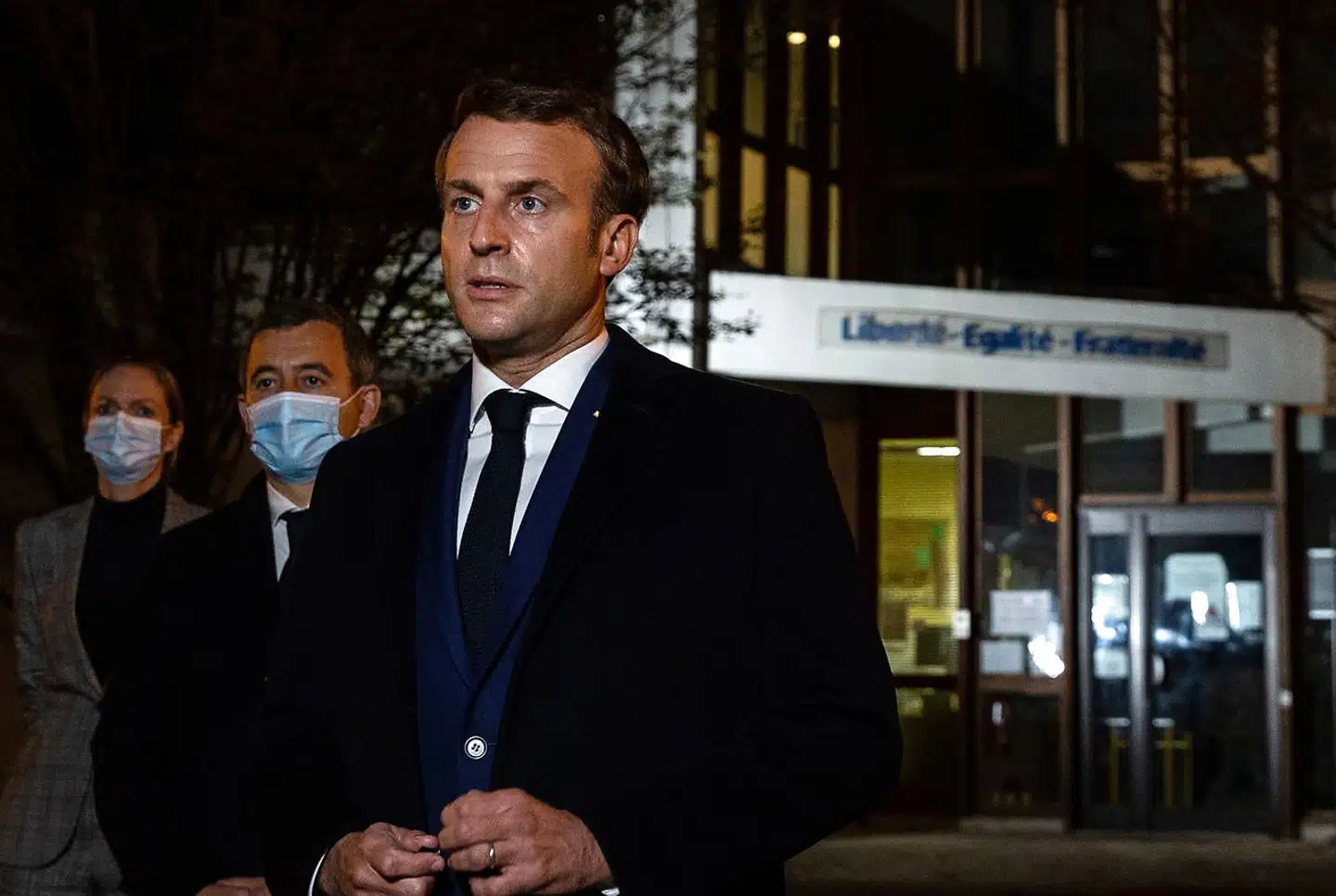 Præsident Emmanuel Macron, der fredag aften ganske usædvanligt personligt mødte op på attentatstedet, er ifølge højrefløjen »ikke bygget« til at gå forrest i en »krig« mod radikal islam, som ledende politikere hos både Les Républicains og Rassemblement National nu kræver.