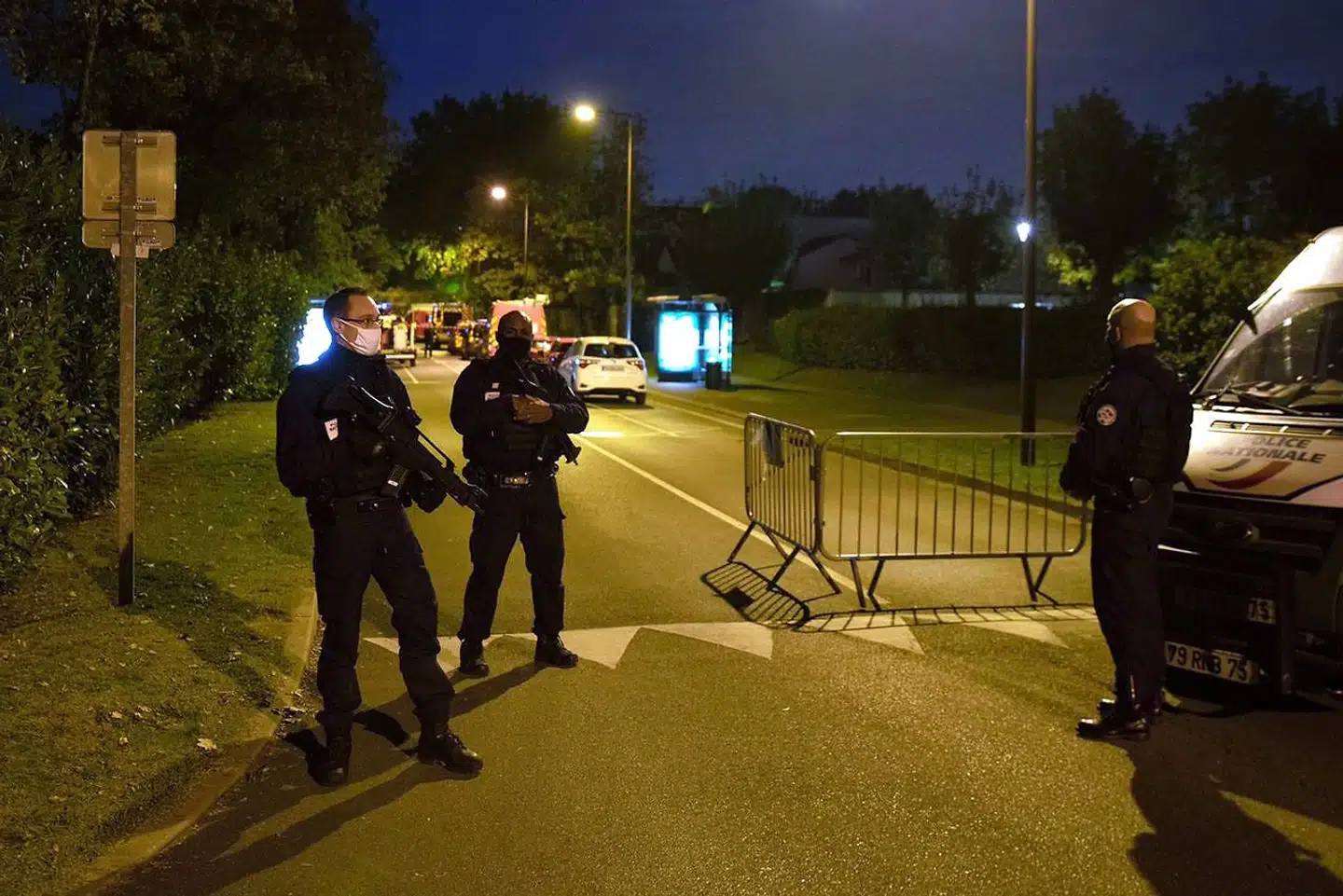 Stærkt bevæbnet fransk politi holder vagt ved en vejspærring efter attentatet.