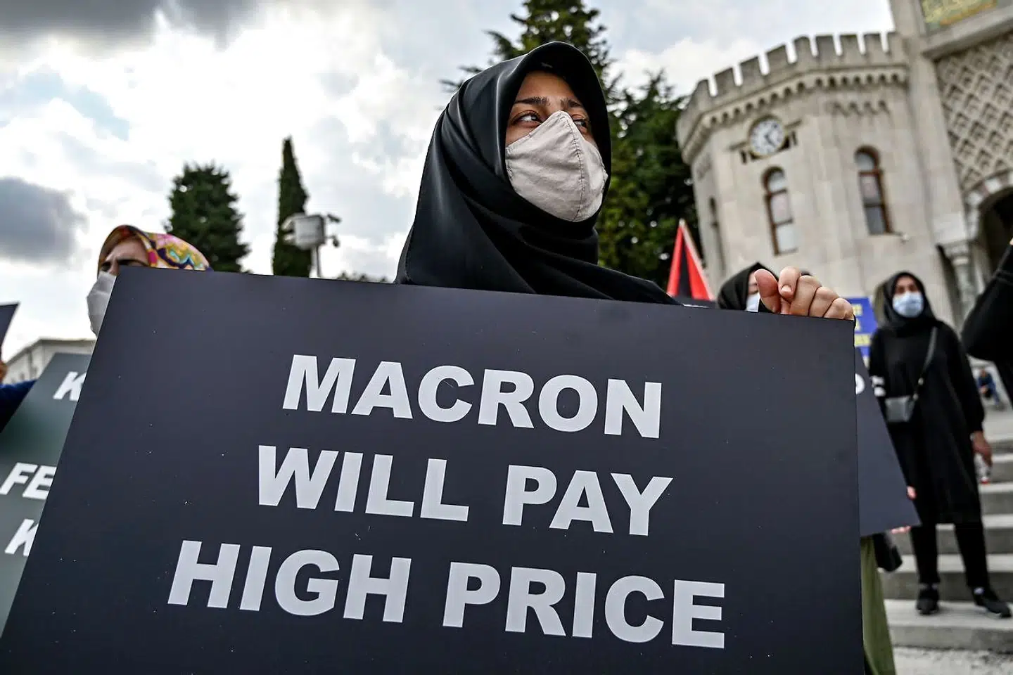 En kvinde demonstrerer i den tyrkiske by Istanbul midt i september, efter at Charlie Hebdo havde genoptrykt Muhammed-tegninger i forbindelse med begyndelsen på retssagen om terrorangrebet mod satiremagasinet i 2015.