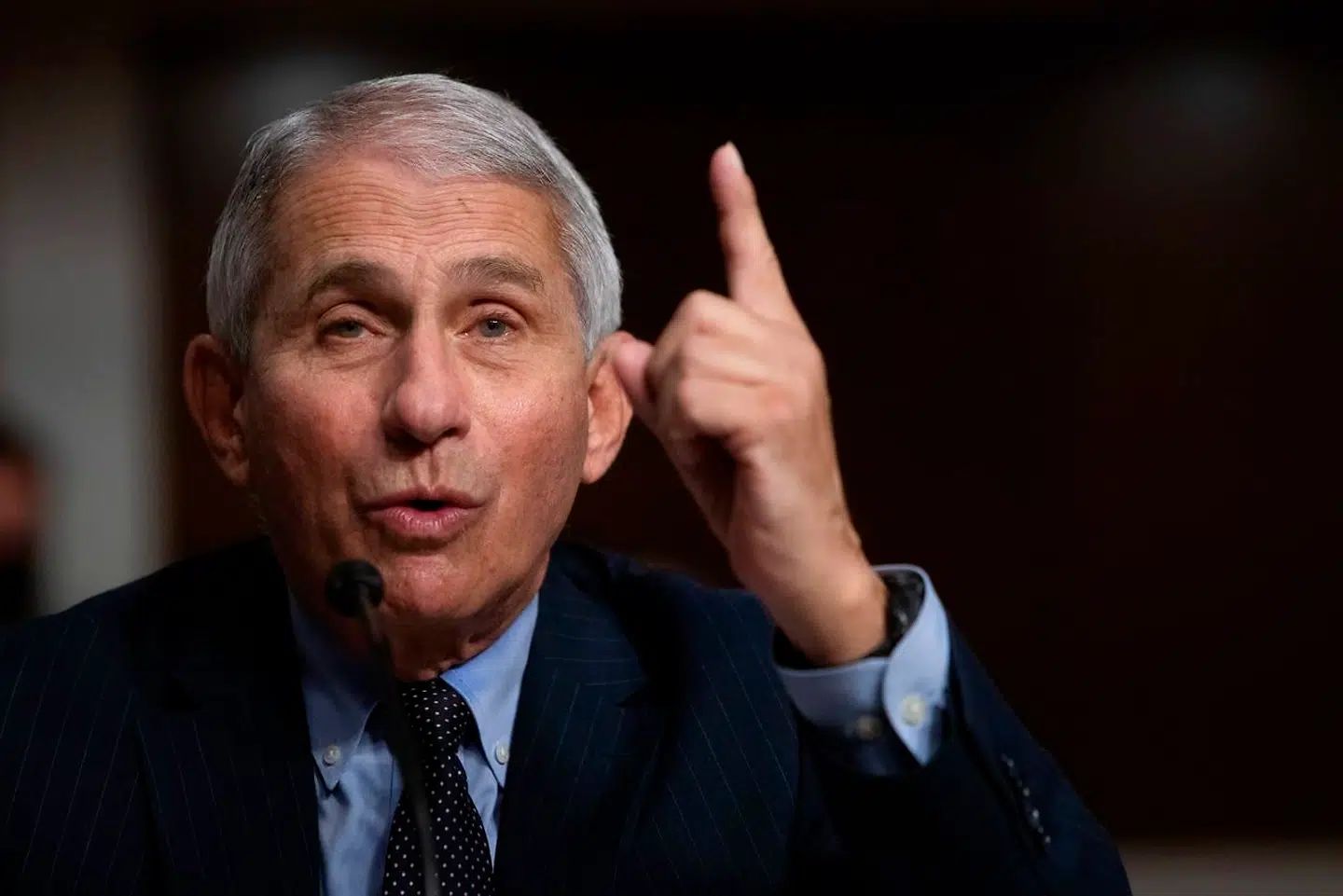 Den amerikanske regerings førende – og ikke altid lige populære – coronarådgiver, Anthony Fauci, er forsigtig optimist og forventer at se en godkendt vaccine mod covid-19 allerede i år. Men først i løbet af 2021 vil større mængder doser nå ud i samfundet, advarer han.