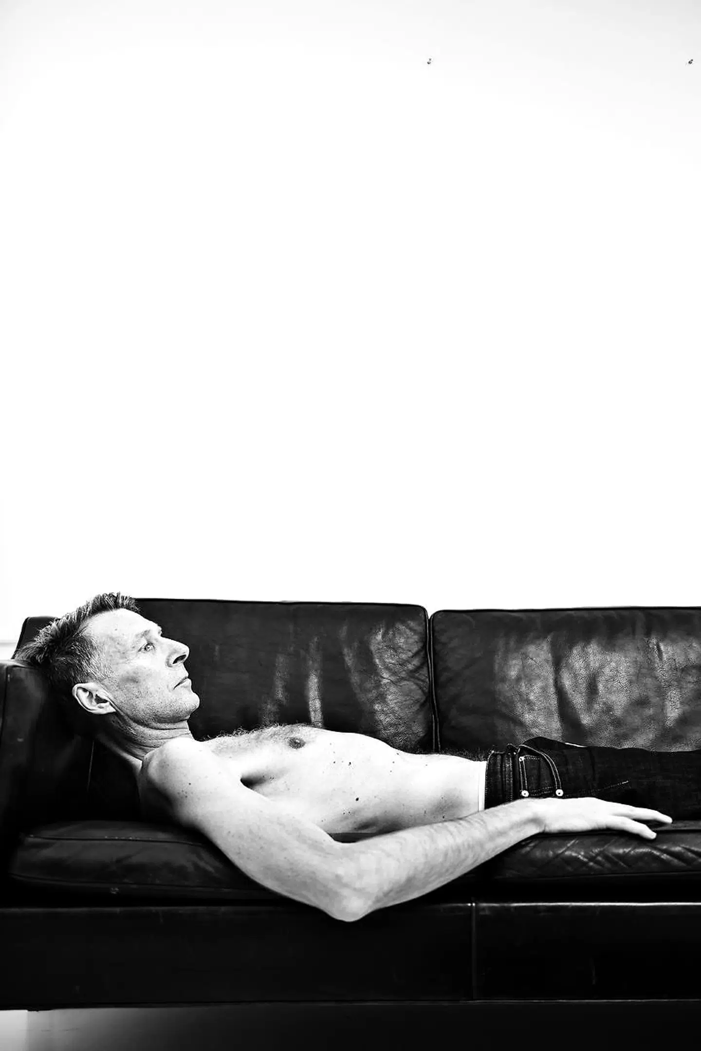 Billedet er fra en længere Berlingske-artikel fra 2016, der handler om Jon Stephensens fald og genrejsning. »Jeg mistede det hele. Alle æg lå i én kurv. Jeg knoklede som et svin morgen, dag, aften og nat. Jeg havde fået succes på den næstsværeste scene i Danmark, og afleverede over 200.000 tilskuere på en sæson. Det var meget voldsomt, at jeg skulle ud på grund af en fodfejl. Jeg havde ikke taget af kassen, som pressen skrev,« sagde han blandt andet.