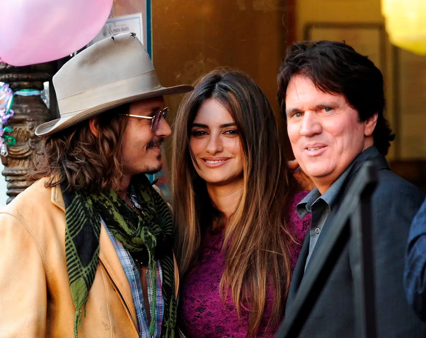 Rob Marshall (th) sammen med Johnny Depp og Penélope Cruz ved præsentationen af hans bidrag til »Pirates of the Caribbean«.