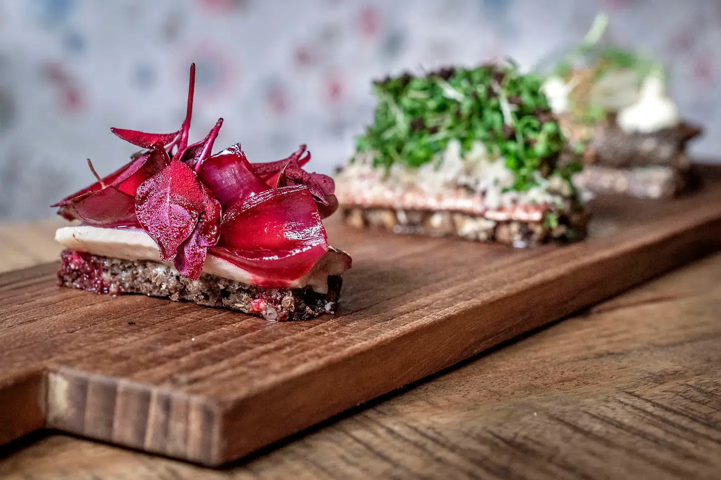 Mesterlig sildetrio med råmarineret dildsild, Christiansøsild med brunet smør og stegt sild.
