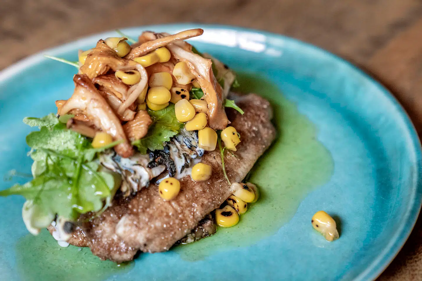 Tredobbelt rødspættefilet med majs og kantareller.