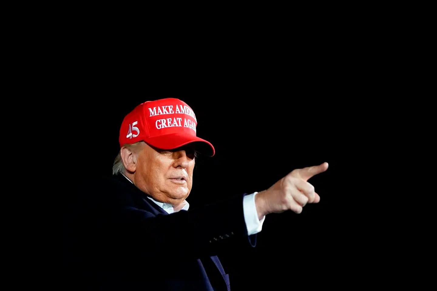 Donald Trump har igennem stort set hele sin præsidentperiode arbejdet på at gøre det sværere for udlændinge at få adgang til at arbejde i USA.