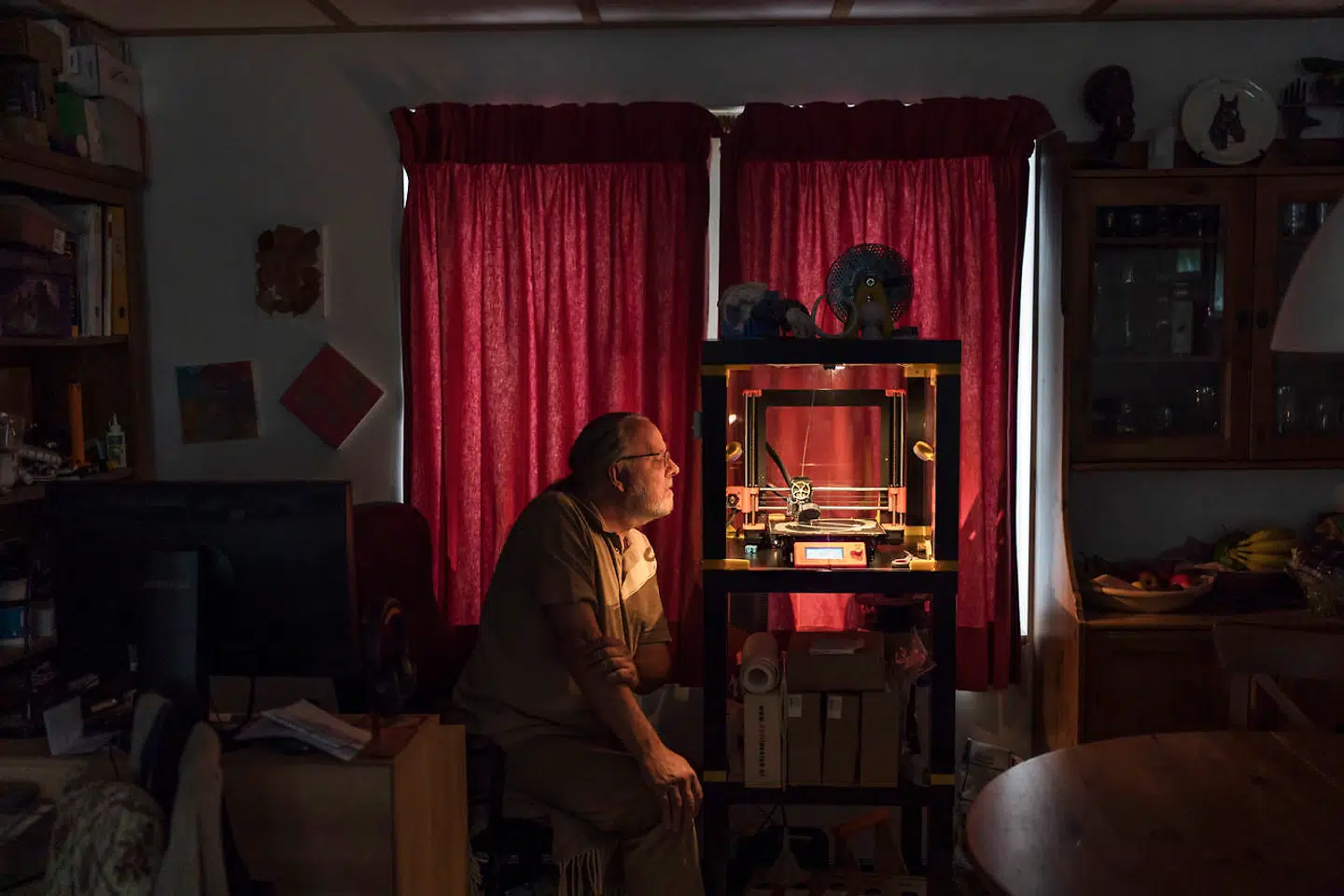 Biblioteksmedarbejderen Jørgen Holst-Rasmussen kom til at gøre en forskel i sin kommune og mange andre steder, da han i foråret begyndte at producere visirer på sin 3D-printer.