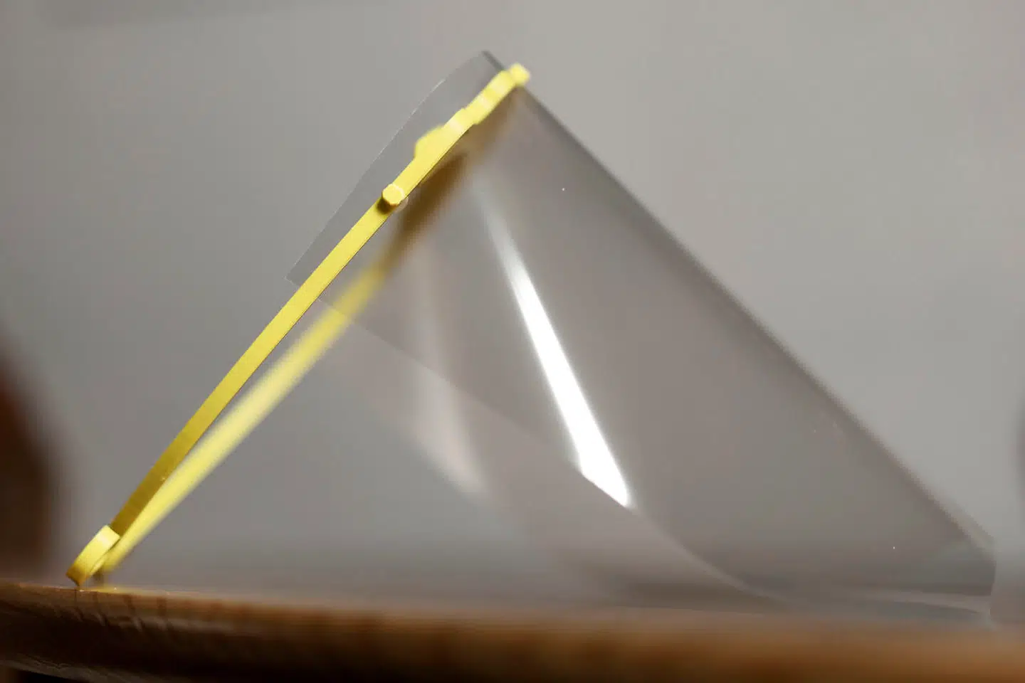 Indtil nu har Jørgen Holst-Rasmussen printet omkring 1.200 visir. Han printer selve stykket, der sættes på ørene, og så klikker man selv et plastik-ark på visiret.