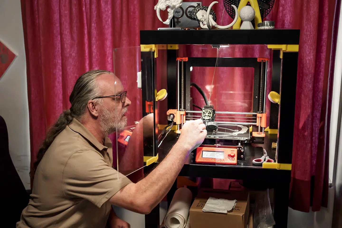 Når først modellen er lavet, og man har fundet den rigtige opsætning af printeren og har lavet en grundfil, så går der en time og et kvarter, så ligger der et visir.