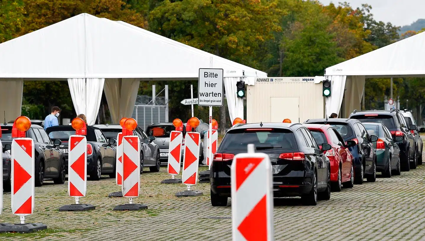 Biler i kø uden for et testcenter i den tyske by Stuttgart. Tyskland oplever kraftigt stigende smittetal og er i vildrede med, hvordan man skal standse smittens udbredelse i flere byer og regioner.