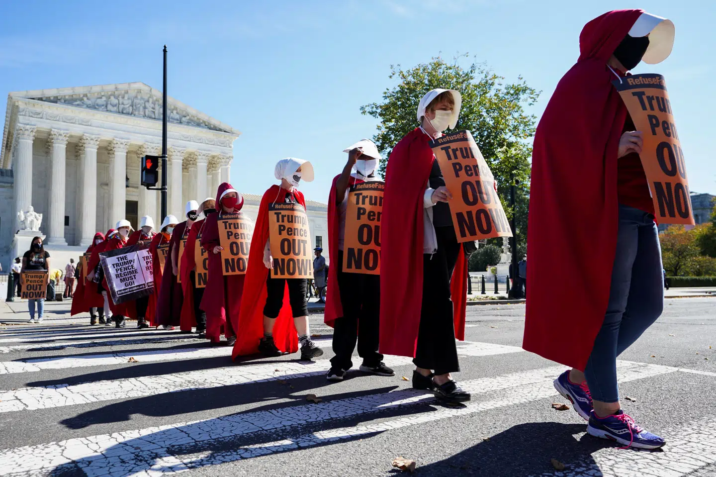 På den fjerde og sidste dag af retsudvalgets bekræftelseshøring, der fungerer som en jobsamtale for den mulige nye højesteretsdommer, protesterer demonstranter klædt ud som figurer fra Margaret Atwoods »The Handmaid’s Tale«. Kevin Lamarque/Reuters